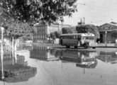 Fargo 1951-53 na praça XV de Novembro, em 1953, com o prédio da Administração do Porto de Manaus ao fundo (fonte: Manaus Sorriso / IBGE).