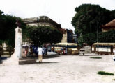 Ônibus Fargo na praça XV de Novembro, Manaus, diante do antigo prédio do Banco do Brasil; à esquerda, monumento ao historiador paraense Sant' Anna Nery, demolido em 1975 (fonte: Manaus Sorriso).