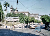 Um ônibus semelhante ao anterior tendo a Catedral de Manaus ao fundo (fonte: Manaus Sorriso).