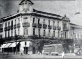 A seguir, publicamos uma sqüência de imagens de ônibus de Manaus com carrocerias artesanais, vistos pela traseira e com mecânica não identificada; esta fotografia, de 1946, mostra um dos primeiros veículos de fabricação local (fonte: Manaus Sorriso).