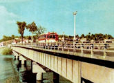 Fotografia da década de 60 mostrando a ponte Presidente Dutra, inaugurada em 1951 sobre o igarapé de São Raimundo (fonte: Manaus Sorriso).