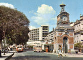Dois ônibus Chevrolet nacionais na praça XV de Novembro em fotografia de 1967; à direita, Relógio Municipal, de 1929 (fonte: Manaus Sorriso).