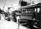 Caminhões foram utilizados no transporte de passageiros de Olinda (PE) no final da década de 40, como mostra esta fotografia (fonte: Ivonaldo Holanda de Almeida).