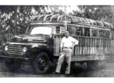 Chassi Ford 1948-50 da empresa Viasul, de Venâncio Aires (RS), recebendo carroceria de madeira construída pela própria operadora; à frente, Walter Büchner, o imigrante alemão fundador da empresa (fonte: Revista Abrati).