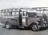 Ford 1931 encarroçado para a empresa Transportes Coletivos Wolfram, de Blumenau (SC); o ônibus foi fotografado nas areias da praia de Camboriú (fonte: portal egonbus).