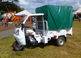 A Motocar aproveitou a feira Agrishow 2015 para fazer ampla divulgação de seus três triciclos; aqui, a picape MCA-200 (foto: LEXICAR).