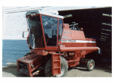 Cabine com para-brisa de vidro curvo em colheitadeira Massey Ferguson.