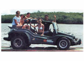 Buggy potiguar Radical, fabricado em 1980; o primeiro exemplar permaneceu nas mãos de seu projetista, que aqui aparece com sua família num passeio aos Lençóis Maranhenses (foto: Ricardo Mello). 