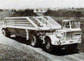 Cavalo RK-424-CM tracionando reboque "bottom-dump" especializado para o transporte de carvão mineral, projetado pela Randon em 1980 (fonte: Jorge A. Ferreira Jr.).