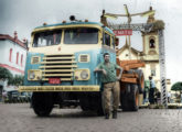 Uma das primeiras cabines FNM da paranaense Rasera, ainda com para-brisas planos e faróis singelos; a fotografia foi feita diante da antiga basílica de Aparecida (SP) (fonte: Werner Keifer).