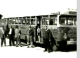 Ônibus Rasera fotografado em Curitiba, em meados da década de 50, em evento não identificado (fonte: portal classicalbuses).