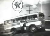 Pequeno ônibus Rasera sobre chassi leve, nos anos 50 operando no transporte de funcionários da Texaco de Curitiba (PR); junto à porta, Ayrton Bonatto, o proprietário e motorista do veículo (foto: Francisco Bonatto; fonte: Ivonaldo Holanda de Almeida).