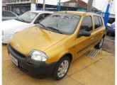 Na versão básica RL o Clio trazia para-choque plásticos na cor negra; na imagem, um modelo 2000 à venda em Gravataí (RS) 15 anos depois (fonte: site carros.mitula).
