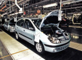 Scénic, seguido de um Clio Sedan, em montagem final de fábrica paranaense (foto: Daniel Katz).