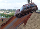 A Renault construiu uma pista de testes radical na feira agrícola Agrishow 2015, onde pôde demonstrar os dotes do Duster como veículo fora-de-estrada (foto: LEXICAR).