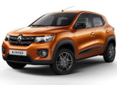 Renault Kwid Intense, facilmente identificável pelos faróis de neblina, pela grade com detalhes cromados e pelas calotas grafite.