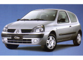 Em 2003 o Clio foi reestilizado, tardiamente ganhando sua versão de três portas.    