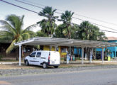 "Garagem fotovoltaica" - um dos postos de alimentação elétrica por energia solar instalados pela Renault em Fernando de Noronha em 2022; o serviço é gratuito.