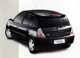 Clio 2005, equipado com aerofólio opcional.