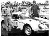 Ricardo Achcar e Ferreirinha fotografados junto ao protótipo Simca, no Rio de Janeiro, em 1966 (fonte: site mestrejoca).