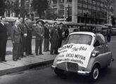 Um Romi-Isetta no desfile em homenagem ao Presidente do GEIA, em 1957, no Centro de São Paulo (SP) (fonte: Jorge A. Ferreira Jr. / Anfavea).