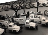 Do desfile participaram diversos Romi-Isetta, caminhões Ford e automóveis DKW (fora da fotografia); ao fundo, a realidade do país de então: uma frota de automóveis 100% importada (fonte: Jorge A. Ferreira Jr. / Anfavea).