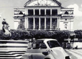 Romi-Isetta fotografada em Manaus, diante do Teatro Amazonas (fonte: Manaus Sorriso).