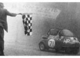 II Subida de Montanha, em 1958, na Estrada Velha de Santos: também presente na dofícil corrida, em meio a forte neblina, o Romi-Isetta recebe a bandeirada (fonte: Motor Clássico).     