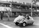 Mais um protótipo Isetta correndo em Interlagos (fonte: flaviogomes.grandepremio).