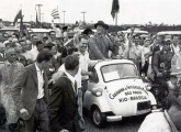 Cena histórica, esta imagem correu o mundo: em 2 de fevereiro de 1960, felicíssimo, o presidente Juscelino Kubitschek recebe a Caravana de Integração Nacional e entra em Brasília a bordo de um Romi-Isetta.     