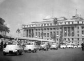 Em 5 de setembro de 1956 as 16 primeiras Romi-Isetta produzidas foram apresentadas em desfile pelas ruas da cidade de São Paulo - aqui passando ao lado da praça Ramos de Azevedo, com o antigo prédio da Light ao fundo, ...