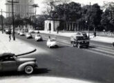 ... e aqui cruzando a avenida Paulista, na altura do Parque Trianon.