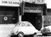 Uma foto duplamente histórica: tomada em 1956 ou 57, mostra um Romi-Isetta diante da oficina paulistana de Emilio Comino, especialista em transformar o carrinho em pequenos bólidos de corrida, à frente do misterioso exemplar único brasileiro Andorinha (fonte: Heitor Ribeiro Bernardes / Jason Vogel).