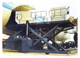 Exemplo de plataforma elevatória de carga, um dos muitos modelos produzidos pela Rucker: DD-7350, com capacidade para 7 t e motorização diesel Perkins ou Mercedes-Benz.     