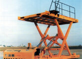 Plataforma elevatória SD-5320, tracionada por motor VW 1600, com transmissão hidráulica na roda direcional dianteira.