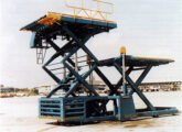 Plataforma PLG-7550, para 7 t, com motor Perkins de 80cv e transmissão hidráulica na roda direcional dianteira.