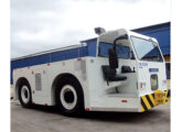 Rebocador TA-4422, com capacidade para tracionar aeronaves com peso máximo de decolagem de 254 t; possui motor diesel de seis cilindros, tração 4x4 e transmissão semi automática com conversor de torque e seis marchas à frente e três a ré.
