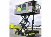 Esta cabine pantográfica autopropelida para o transporte de passageiros incapacitados em aeroportos é um dos mais recentes projetos da Rucker.     