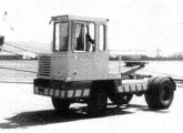 Protótipo do caminhão-trator portuário TT-30, da Rucker, com estilo da cabine substancialmente diferente da versão final. 