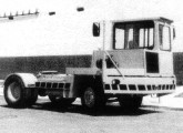 Protótipo do caminhão-trator TT-40, também bastante diferente do modelo colocado em produção.