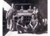 Jipe Rural 1 e a equipe de mecânicos que o construiu; à direita, debruçado sobre o carro, Genésio Baccarelli (fonte: 4x4 & Cia.).   