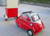 Isetta com reboque, da Réplica de Isetta; a empresa também se propunha a fabricar a versão BMW, porém nenhuma ainda foi construída.    