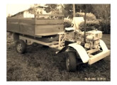 Uma das primeiras carretas agrícolas construídas pela Oficina Santa Helena; note que não possuía nem um assento propriamente dito, apenas uma bancada de madeira sem espaldar.
