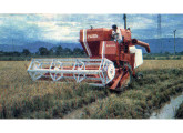 Colheitadeira automotriz Sta. Matilde S.M.1000, com tanque de grãos para 2.200 l, na colheita de arroz; a foto é de 1976. 