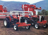 Tratores agrícolas SM 400CR e 300CRC (cafeeiro); ao fundo, colheitadeiras S.M. 1200 e 1000. 