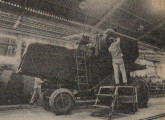 Uma colheitadeira Santa Matilde em fase de conclusão na fábrica fluminense, em 1984 (fonte: Jornal do Brasil).