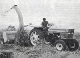 Trator agrícola 400CR em sua última versão; equipado com rodado traseiro mais estreito, reboca uma colhedora de forragem também produzida pela Santa Matilde (fonte: João Luiz Knihs).