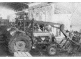 A Santal iniciou as atividades fabricando carregadeiras de cana-de-açúcar montadas em tratores de pneus.