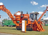 Protótipo de colhedora sobre esteiras apresentado no Agrishow 2010; o modelo seria lançado dois anos depois, com a marca Valmet-Santal S5010 (foto: LEXICAR).