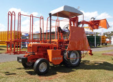 Colhedora de cana Santal CTE, de 1965, exposta no Agrishow 2010, em comemoração ao 50º aniversário da empresa (foto: LEXICAR).